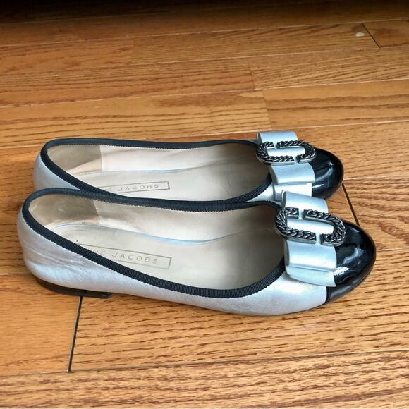 MARC JACBOBS SILVER LAMBSKIN LEATHER BALLET FLATS CAP TOE PATENT Women’s Size 8 - Picture 3 of 8